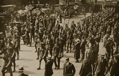 De terugkeer van de London Rifles na schitterende diensten in Frankrijk, 1919 door English Photographer